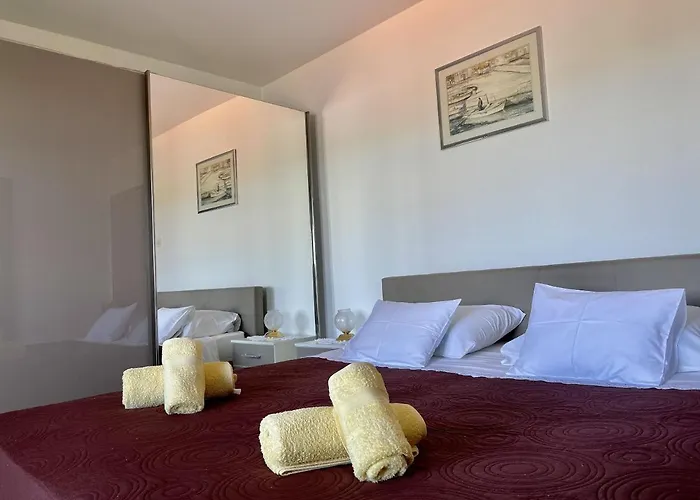 Apartments Veli Rat דירה *