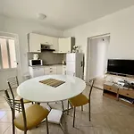 Apartments Veli Rat شقة *
